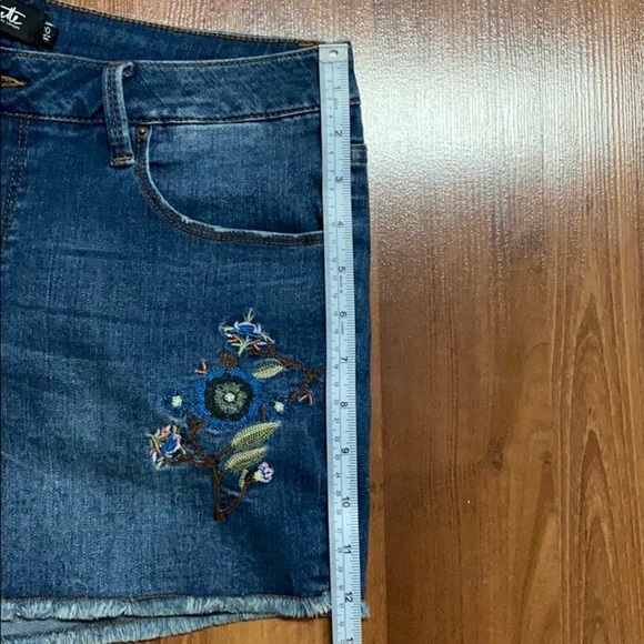 Nanette 🌸 Embroidered Denim Shorts - Picture 12 of 12